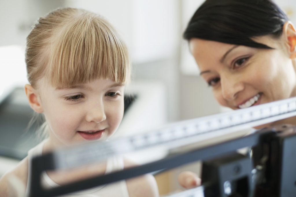 Übergewicht bei Kindern: 7 gesunde Abnehm-Tipps & Tricks